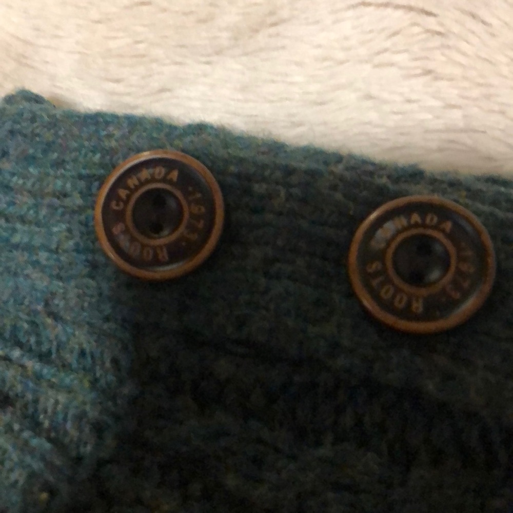 ROOTS Sweater. - Picture 4 of 4
